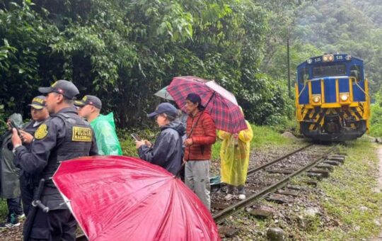 BLOQUEO DE VÍA FÉRREA A MACHU PICCHU AFECTA A TURISTAS Y COMERCIO – RCR Peru