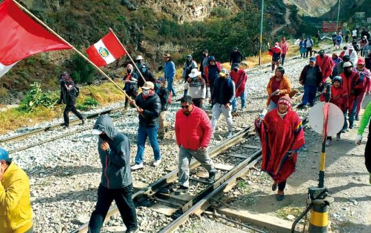 ENFRENTAMIENTOS EN CORIHUAYRACHINA HA PARALIZADO EL TURISMO EN MACHU PICCHU – RCR Peru