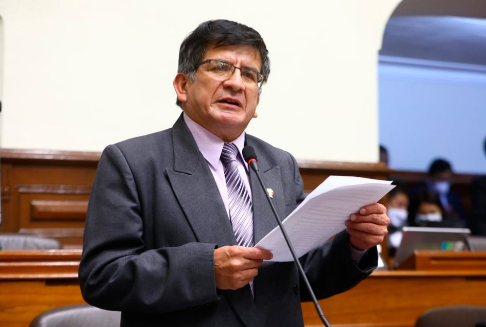 AFIRMAN QUE CONGRESISTA HAMLET ECHEVARRÍA “SE OPONE A MINERÍA FORMAL, PERO SE REÚNE CON MINEROS ILEGALES” – RCR Peru
