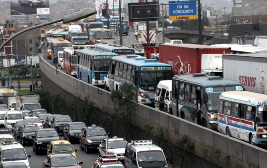 EL TRANSPORTE URBANO ESTÁ EN CRISIS POR INFORMALIDAD, INSEGURIDAD Y FALTA DE PLANIFICACIÓN – RCR Peru