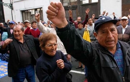 MAESTROS CESANTES Y JUBILADOS EXIGEN PROMULGACIÓN DE LEY DE PENSIONES – RCR Peru