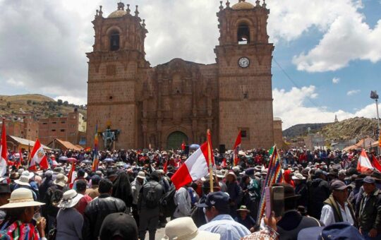 PROTESTAS CONTINUARÍAN EN PUNO EN DEMANDA DE ADELANTO DE ELECCIONES – RCR Peru
