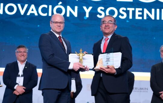 RILDO RODRÍGUEZ, DEL INGEMMET, OBTIENE EL PREMIO NACIONAL DE MINERÍA EN PERUMIN 37 – RCR Peru