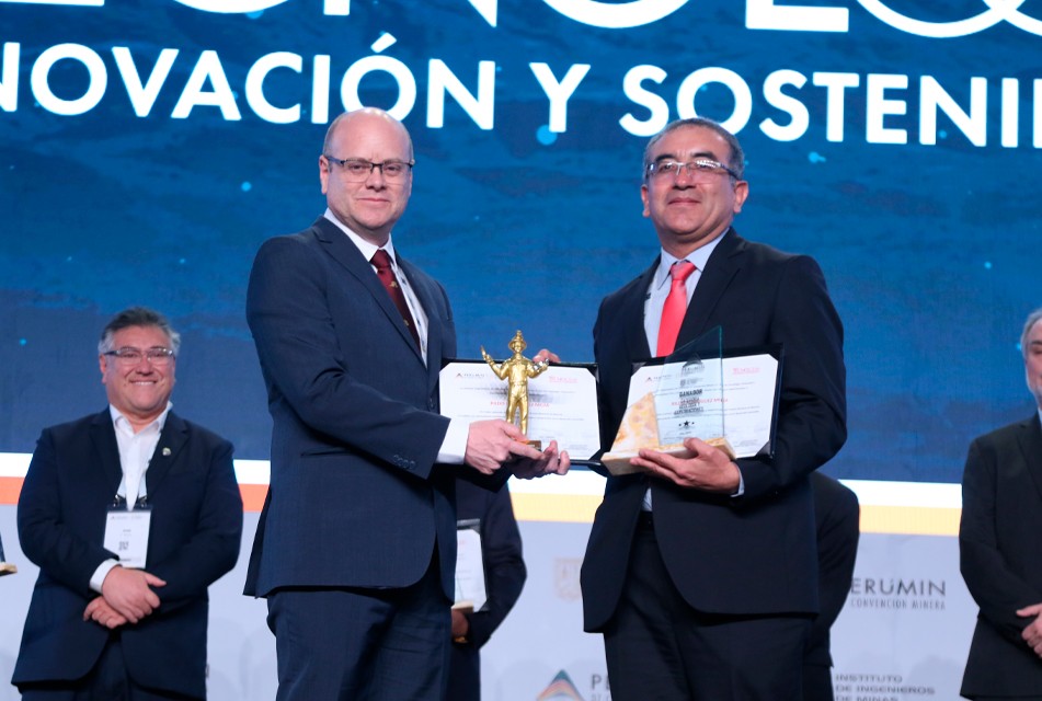 RILDO RODRÍGUEZ, DEL INGEMMET, OBTIENE EL PREMIO NACIONAL DE MINERÍA EN PERUMIN 37 – RCR Peru
