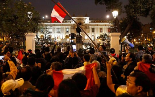 LA DESCONFIANZA POLÍTICA AMENAZAN CON ACRECENTAR LA CRISIS EN EL PAÍS – RCR Peru