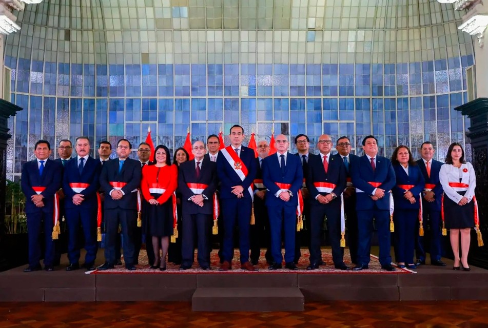 PRESIDENTE  JOSÉ JERÍ  TOMÓ JURAMENTO A SUS  MINISTROS DE ESTADO – RCR Peru