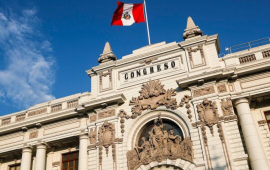 CONGRESO DE LA REPÚBLICA ESTÁ TOMANDO MEDIDAS POPULISTAS QUE INCREMENTARÍAN LA DEUDA PÚBLICA AL 70% DEL PBI – RCR Peru