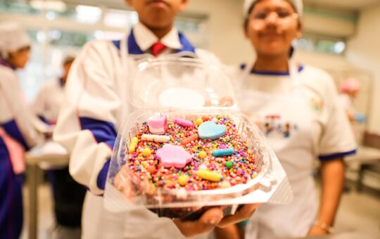 ESCOLARES RINDEN HOMENAJE AL SEÑOR DE LOS MILAGROS PREPARANDO TURRONES EN MODERNO TALLER DE INDUSTRIAS ALIMENTARIAS – RCR Peru