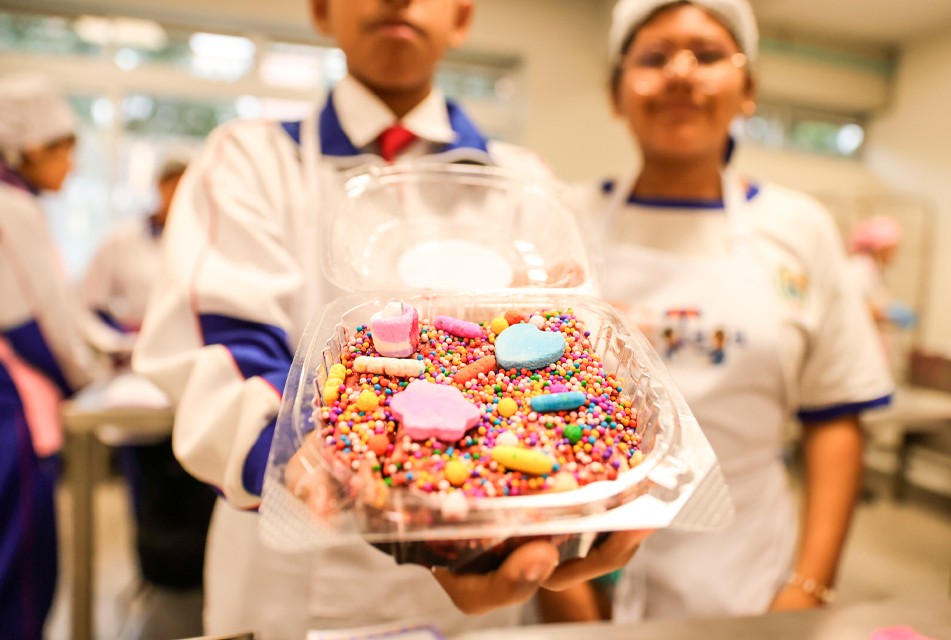 ESCOLARES RINDEN HOMENAJE AL SEÑOR DE LOS MILAGROS PREPARANDO TURRONES EN MODERNO TALLER DE INDUSTRIAS ALIMENTARIAS – RCR Peru