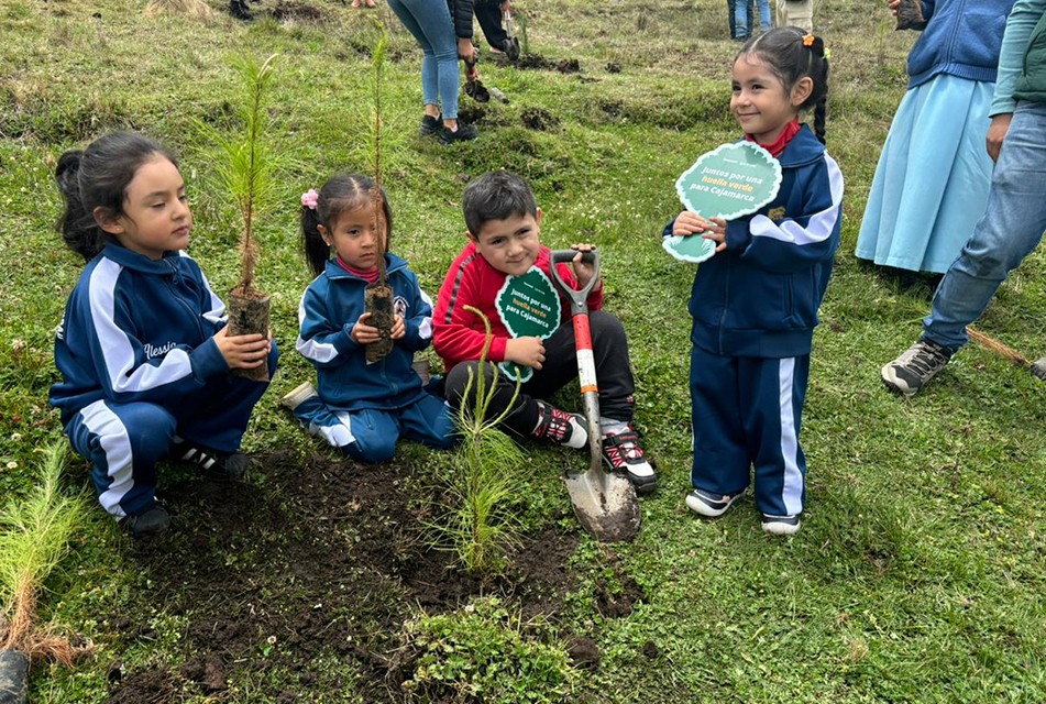 JÓVENES FORESTALES DE LA UNC SIEMBRAN VIDA EN LA SEMANA FORESTAL JUNTO A NEWMONT FONCREAGRO – RCR Peru