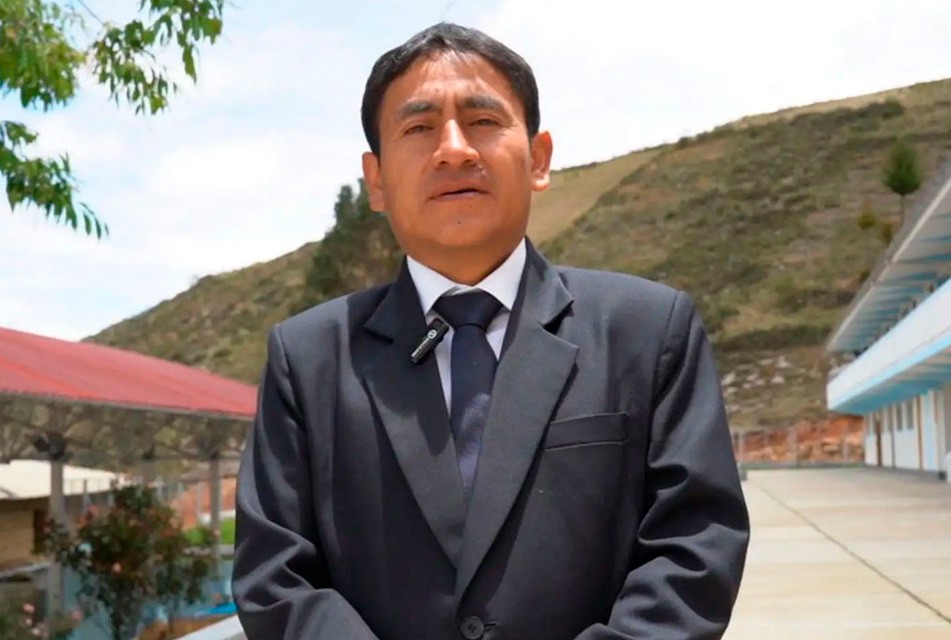 DOCENTE CAJAMARQUINO ALEJANDRO ASENCIO ES RECONOCIDO COMO EL MEJOR MAESTRO LECTOR DE JULIO POR DERRAMA MAGISTERIAL Y LIBRERÍAS CRISOL – RCR Peru