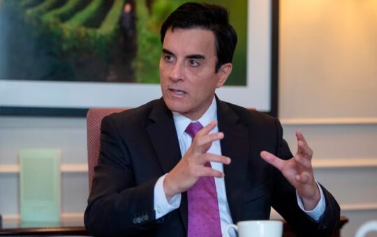 CARLOS ESPÁ IRRUMPE EN LA ESCENA POLÍTICA CON UN PLAN ECONÓMICO AGRESIVO Y PROMESAS DE REFORMA FISCAL Y SOCIAL – RCR Peru