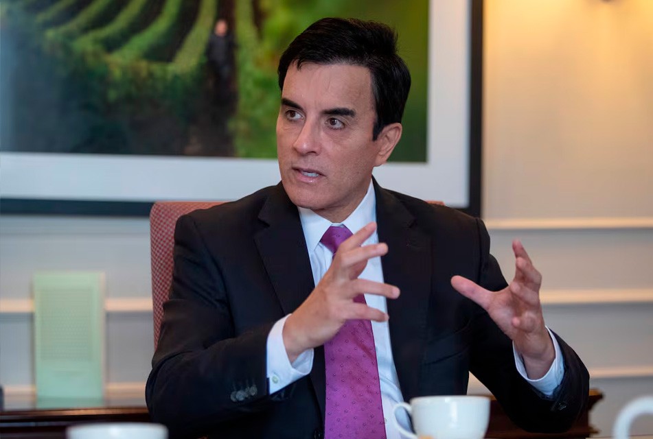 CARLOS ESPÁ IRRUMPE EN LA ESCENA POLÍTICA CON UN PLAN ECONÓMICO AGRESIVO Y PROMESAS DE REFORMA FISCAL Y SOCIAL – RCR Peru