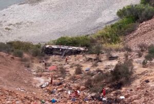 37 FALLECIDOS Y 16 HERIDOS DEJA CAÍDA DE BUS INTERPROVINCIAL A UN ABISMO DE 200 METROS TRAS CHOCAR CON CAMIONETA – RCR Peru