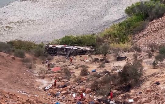 37 FALLECIDOS Y 16 HERIDOS DEJA CAÍDA DE BUS INTERPROVINCIAL A UN ABISMO DE 200 METROS TRAS CHOCAR CON CAMIONETA – RCR Peru