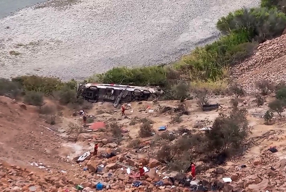 37 FALLECIDOS Y 16 HERIDOS DEJA CAÍDA DE BUS INTERPROVINCIAL A UN ABISMO DE 200 METROS TRAS CHOCAR CON CAMIONETA – RCR Peru