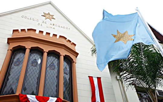 LA COMISIÓN DE ENERGÍA Y MINAS DEL CONGRESO SE VUELVE CÓMPLICE DE LA ILEGALIDAD AL APROBAR AMPLIACIÓN DE REINFO – RCR Peru