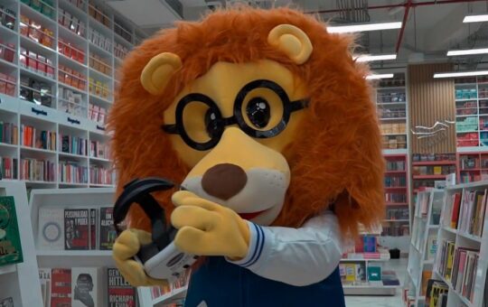 DERRAMA MAGISTERIAL Y LIBRERÍAS CRISOL LLEVAN REALIDAD VIRTUAL A COLEGIOS DEL PAÍS CON LA BIBLIOTECA MÓVIL “LEO A BORDO” – RCR Peru