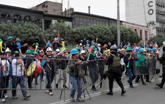 MINEROS ILEGALES BUSCAN QUE CONGRESO APRUEBE UNA NORMA QUE LES OTORGUE CONTROL TERRITORIAL PARA SEGUIR OPERANDO CON IMPUNIDAD – RCR Peru