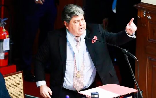 ABOGADO DE PEDRO CASTILLO ES EXPULSADO DEL CONGRESO TRAS COMPARAR A LEGISLADORES CON COMEDIANTES – RCR Peru