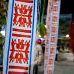 Creativo árbol de Navidad inspirado en la alforja chotana, patrimonio cultural de Perú