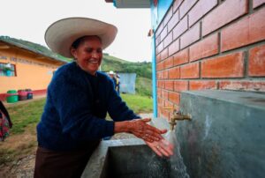 POBLACIÓN DE TAHONA ALTA DESTACA TRABAJO CONJUNTO DE MINERA COIMOLACHE CON AUTORIDADES PARA MEJORAR SERVICIO DE AGUA POTABLE – RCR Peru