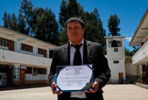 DOCENTE DE ÁNCASH RECONOCIDO COMO MEJOR MAESTRO LECTOR POR DERRAMA MAGISTERIAL-CRISOL – RCR Peru