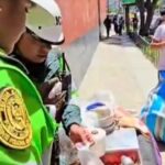 Policías de Cajamarca demuestran humanidad vendiendo huevos para apoyar a comerciante en emergencia