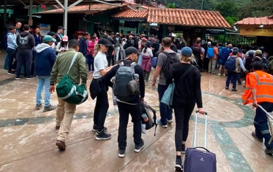 VIOLENCIA POR DISPUTA DE TRANSPORTE EN MACHU PICCHU DEJA MILES DE TURISTAS VARADOS – RCR Peru