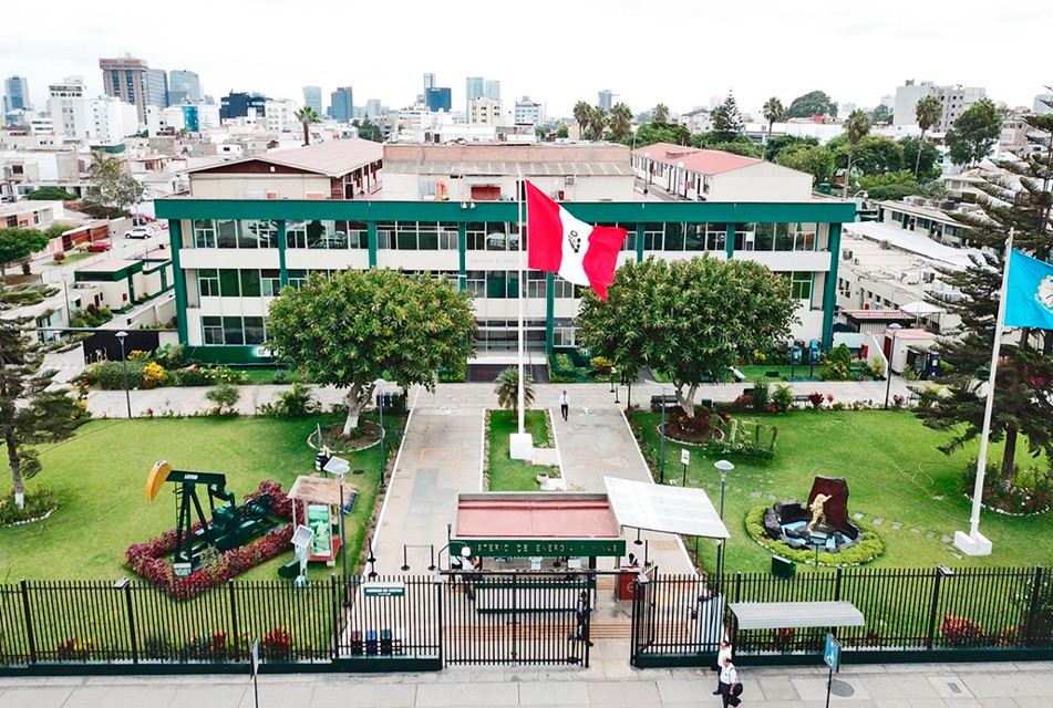 DIRECTOR DE FORMALIZACIÓN MINERA DEL MINEM ACLARA SITUACIÓN PROFESIONAL Y DESCARTA VÍNCULOS CON MINERÍA ILEGAL MEDIANTE COMUNICADO OFICIAL – RCR Peru