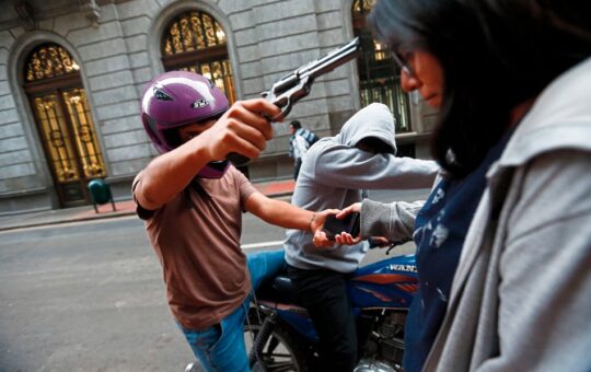 PREMIER DESCONOCE CUÁLES SON SUS FUNCIONES AL DECIR QUE LOS PRÓXIMOS DOS GOBIERNOS NO VAN A PODER SOLUCIONAR PROBLEMA DE INSEGURIDAD CIUDADANA – RCR Peru