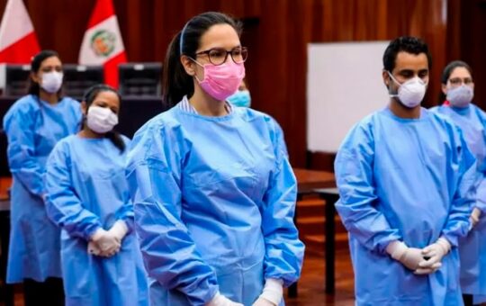 TRABAJADORES CAS COVID CON MENOS DE UN AÑO EXIGEN ESTABILIDAD LABORAL TRAS EXCLUSIÓN DE LA LEY 31539 – RCR Peru