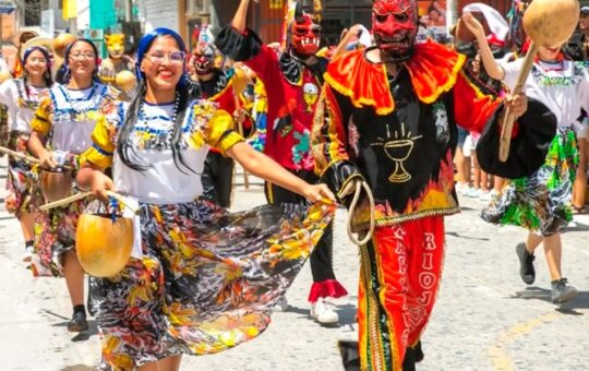 VUELVE LA INCONTENIBLE ALEGRÍA Y COLORIDO DEL CARNAVAL DE RIOJA – RCR Peru