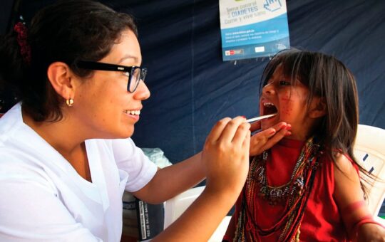 EL ENFOQUE CURATIVO REPRESENTA UN RETROCESO FRENTE A LA PREVENCIÓN Y LOS DETERMINANTES SOCIALES – RCR Peru