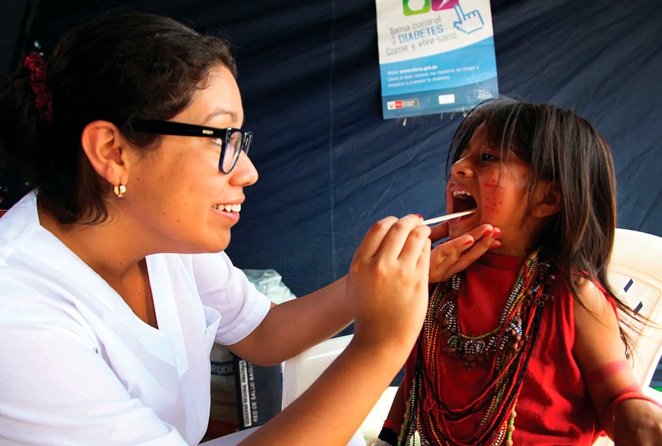 EL ENFOQUE CURATIVO REPRESENTA UN RETROCESO FRENTE A LA PREVENCIÓN Y LOS DETERMINANTES SOCIALES – RCR Peru