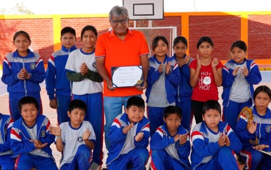 DOCENTE DE NASCA ES RECONOCIDO COMO MAESTRO LECTOR DEL MES Y REFUERZA LA LECTURA EN ESCUELA RURAL DE CHAUCHILLA – RCR Peru