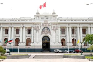 WINSTON REYES, CANDIDATO A DIPUTADO POR PRIMERO LA GENTE AFIRMA QUE EL MAGISTERIO INGRESA A LA POLÍTICA ANTE EL INCUMPLIMIENTO DEL CONGRESO – RCR Peru