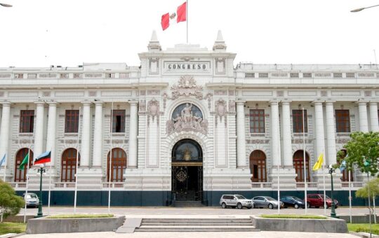 WINSTON REYES, CANDIDATO A DIPUTADO POR PRIMERO LA GENTE AFIRMA QUE EL MAGISTERIO INGRESA A LA POLÍTICA ANTE EL INCUMPLIMIENTO DEL CONGRESO – RCR Peru