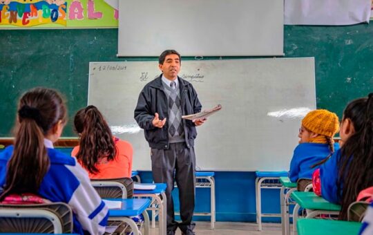 “SE DEBE GARANTIZAR EDUCACIÓN GRATUITA EN TODOS LOS NIVELES PARA TODOS LOS PERUANOS SIN DISTINCIÓN” – RCR Peru