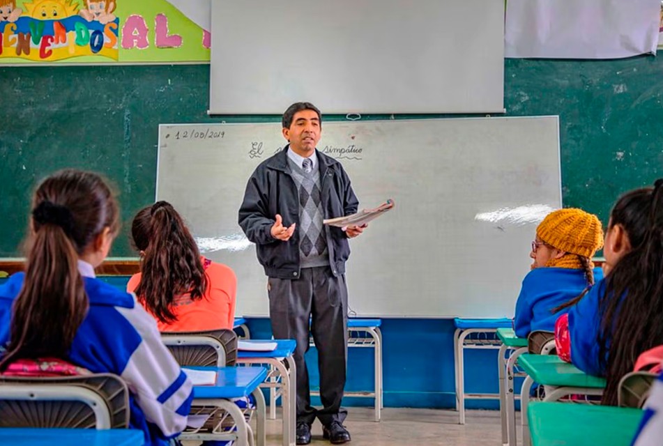 “SE DEBE GARANTIZAR EDUCACIÓN GRATUITA EN TODOS LOS NIVELES PARA TODOS LOS PERUANOS SIN DISTINCIÓN” – RCR Peru