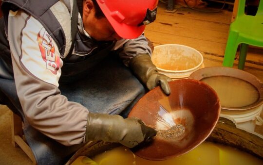 PROPONEN IMPULSAR FIRMA DE CONTRATOS DE EXPLOTACIÓN PARA ORDENAR LA MINERÍA DE PEQUEÑA ESCALA EN EL PERÚ – RCR Peru