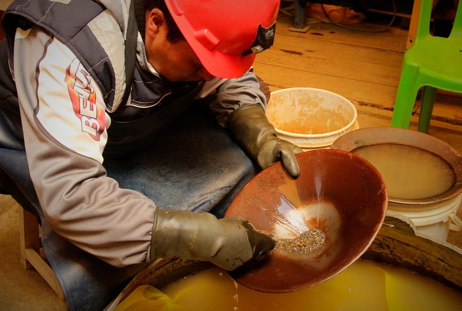 PROPONEN IMPULSAR FIRMA DE CONTRATOS DE EXPLOTACIÓN PARA ORDENAR LA MINERÍA DE PEQUEÑA ESCALA EN EL PERÚ – RCR Peru