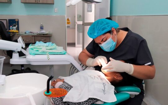 EL CUIDADO DE LA HIGIENE DENTAL MEJORA LA CALIDAD DE VIDA DE LOS PERSONAS CON CONDICIONES NEURODIVERSAS – RCR Peru