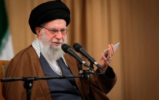 IRÁN CONFIRMA LA MUERTE DEL AYATOLÁ ALI JAMENEÍ – RCR Peru