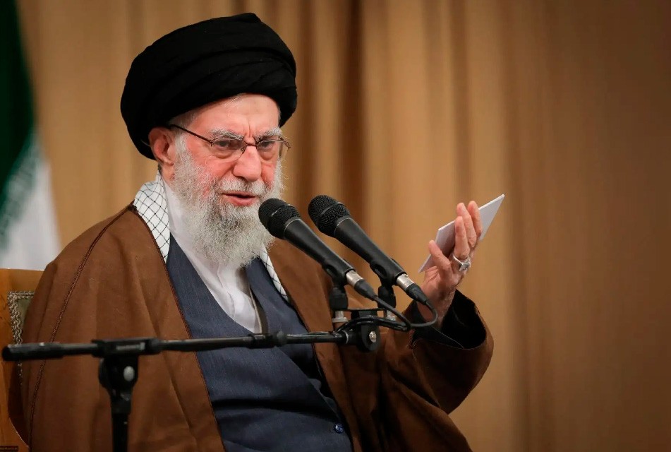 IRÁN CONFIRMA LA MUERTE DEL AYATOLÁ ALI JAMENEÍ – RCR Peru