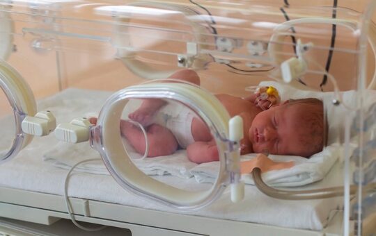 FALTA DE NUTRICIÓN PARENTERAL PONE EN RIESGO A RECIÉN NACIDOS PREMATUROS EN PERÚ, ADVIERTE EXVICEMINISTRO HERBERTH CUBA – RCR Peru