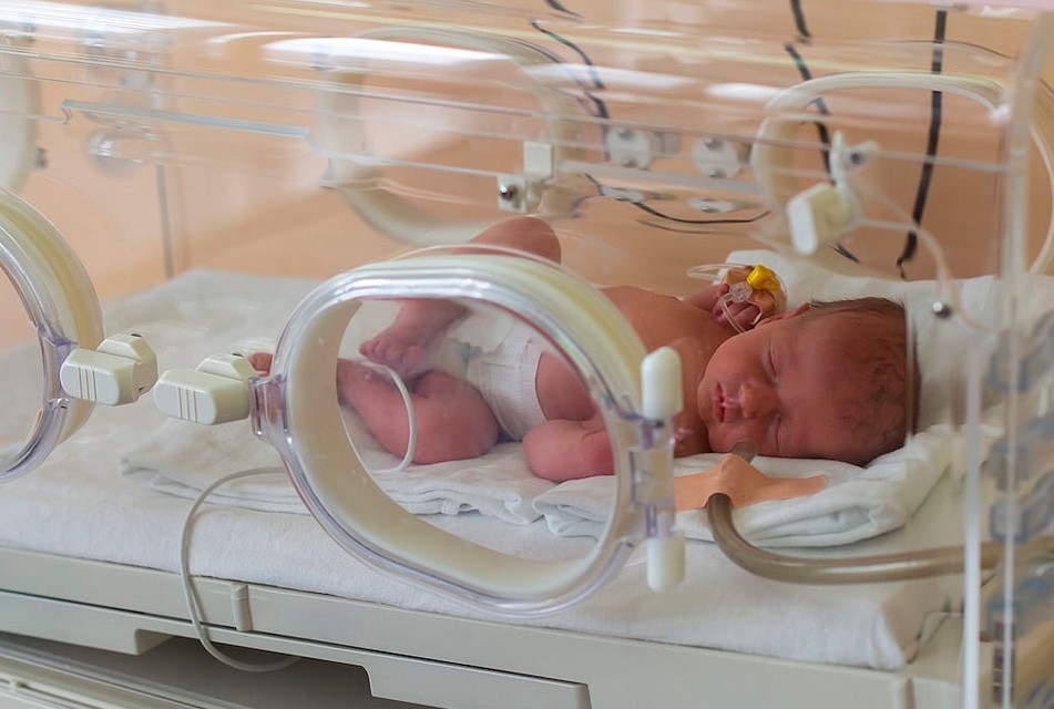 FALTA DE NUTRICIÓN PARENTERAL PONE EN RIESGO A RECIÉN NACIDOS PREMATUROS EN PERÚ, ADVIERTE EXVICEMINISTRO HERBERTH CUBA – RCR Peru