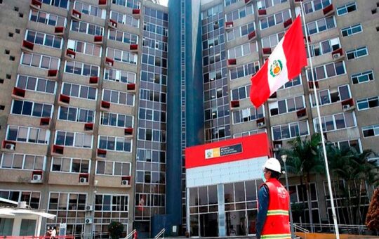 EXMINISTRO SANDOVAL ALERTA SOBRE CONTRATOS A EMPRESAS CHINAS Y DICE QUE “TODO HUELE A PODRIDO” – RCR Peru