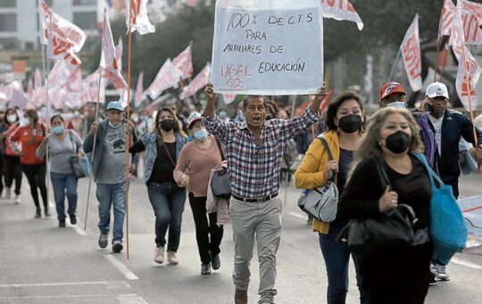 MAESTROS Y AUXILIARES SALDRÁN A LAS CALLES SI EXISTE UNA AMENAZA A LEY QUE AUTORIZA PAGO DEL 100 % DE CTS – RCR Peru