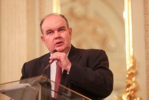 “LÓPEZ ALIAGA SE PRESENTA COMO UN EMPERADOR Y JUEGA PARA LOS CAVIARES”, SOSTIENE ANALISTA ZLATKO POSAVAC – RCR Peru